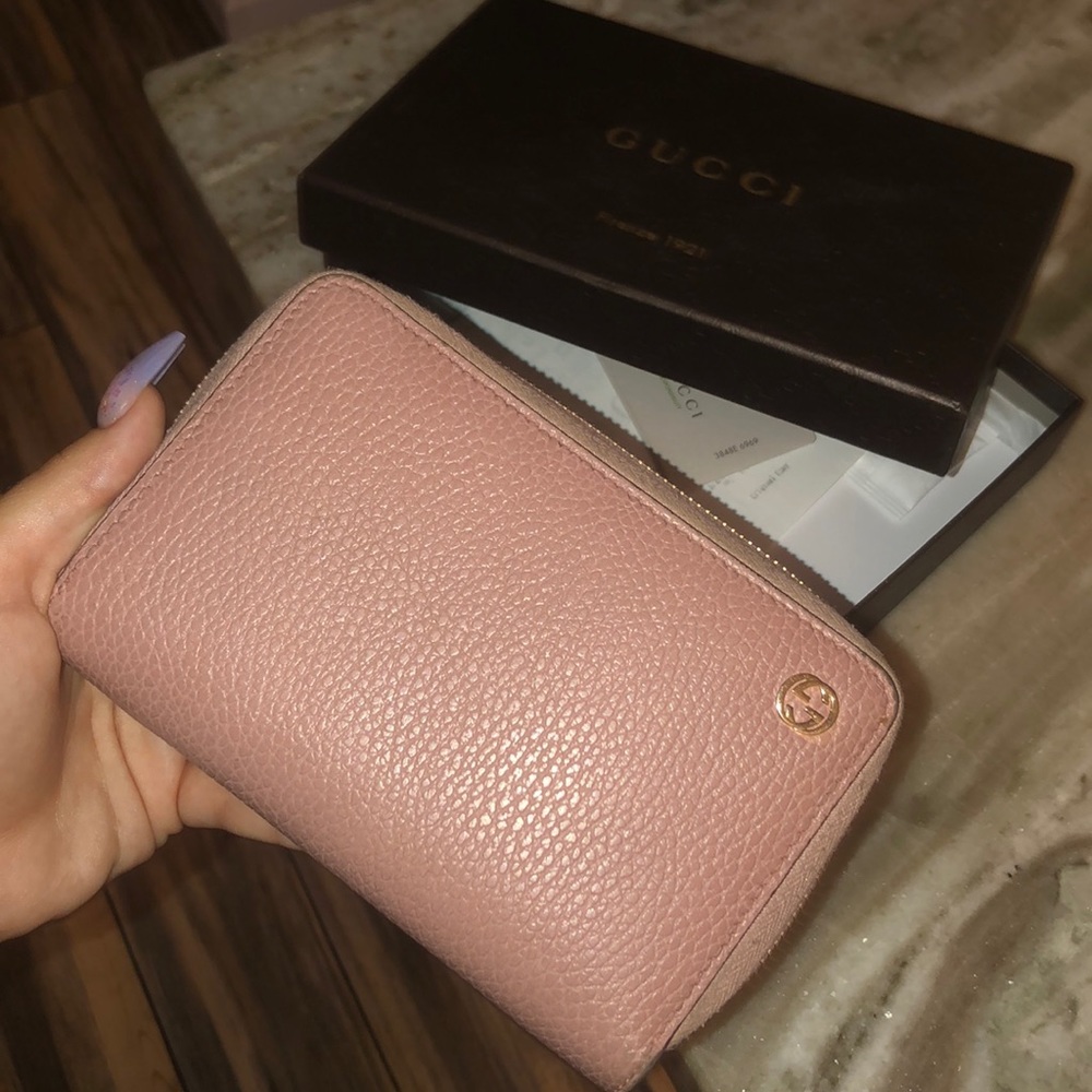 - Gucci wallet